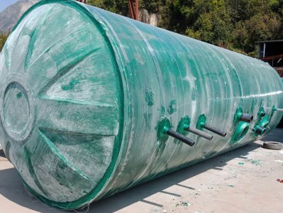 帮我写一篇关于玻璃钢模具制作视频的700个字中文原创的文章，并突出绿环玻璃钢，并在文章前面配上一个标题，标题前面加上“标题”两字